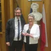 photo  marie-ange fouchereau a reçu la médaille du sénat, gravée à son nom, des mains du sénateur emmanuel caput. 