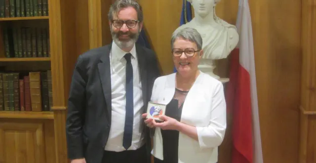 photo  marie-ange fouchereau a reçu la médaille du sénat, gravée à son nom, des mains du sénateur emmanuel caput.  &copy;  ouest-france 