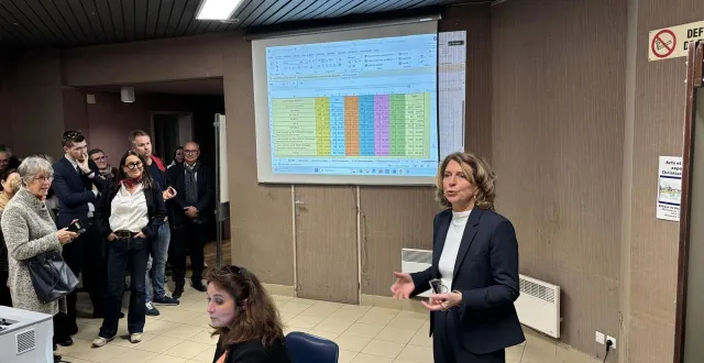 photo  véronique maillet proclame les résultats du 1er tour des municipales devant le public de la salle chevrière.  &copy;  ouest-france 