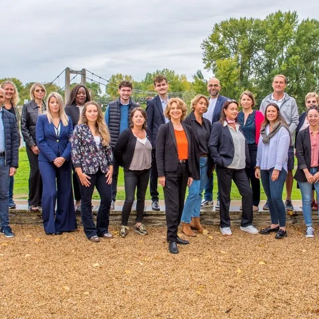 photo véronique maillet entourée de l’équipe qui se présente aux municipales  ©  « bouchemaine passionnément »