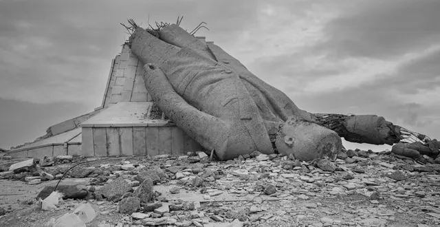 photo  janvier 2025, sur la route m5 entre homs et hama, la statue de hafez el assad a été mise à bas par les opposants au régime syrien, en place depuis 54 ans. une des douze photos d’edouard elias présentées pendant le forum normandie pour la paix.  &copy;  edouard elias 