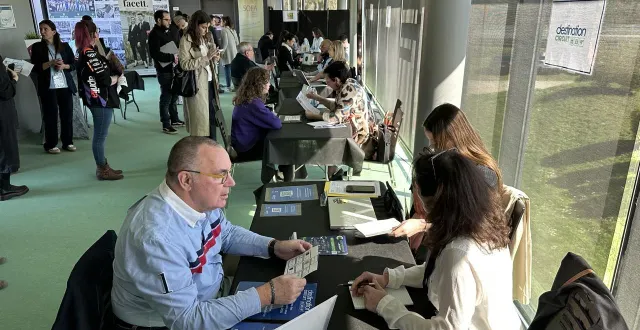 photo  séduits pour travailler sur le circuit du mans pendant les événements majeurs, de nombreux candidats sont venus exprimer leur motivation lors d’un job dating spécial 24 heures du mans.  &copy;  ouest-france 