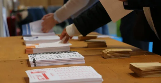 photo  plus de 4 000 voix séparent les deux principaux adversaires des élections municipales de laval, au soir du premier tour, le 15 mars 2026.  &copy;  ouest-france 