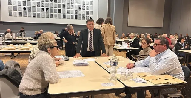 photo  baugé-en-anjou, le 16 mars 2026. le maire philippe chalopin discute avec des scrutateurs en attendant la fin du dépouillement. le résultat final sera dévoilé à 21 heures.  &copy;  co - christophe ricci 