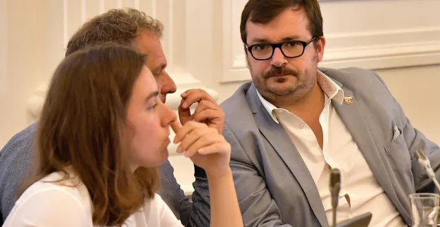 photo  gildas salaun à droite sur la photo, se met en retrait du prg et reste sur la liste de la maire sortante johanna rolland.  &copy;  ouest-france 