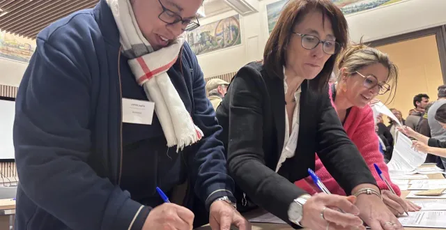 photo  chalonnes-sur-loire, à l’heure des dernières formalités, juste avant la proclamation des résultats, dimanche 15 mars.  &copy;  ouest-france 