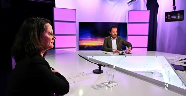 photo  sur télénantes, les deux candidats encore en lice au second tour, johanna rolland et foulques chombart de lauwe, ne se sont pas fait de cadeaux.  &copy;  franck dubray / ouest france 