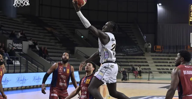 photo  ouattara et l’étoile angers basket n’y arrivent plus.  &copy;  sebastien aubinaud 
