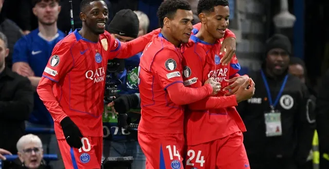 photo  mayulu félicité par doué et dembélé après son but face à chelsea.  &copy;  getty images via afp / mike hewitt 