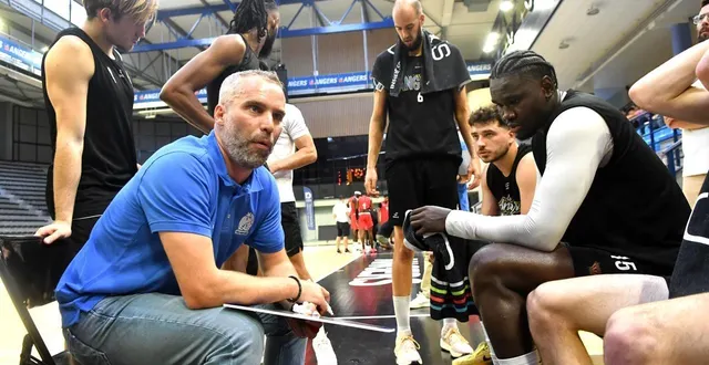 photo  le technicien angevin john delay et ses hommes ont souffert.  &copy;  co - michel durigneux 