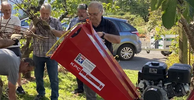 photo  les bénévoles de jardinat' mettent trois broyeurs de végétaux à la disposition des jardiniers amateurs.  &copy;  archives ouest-france 