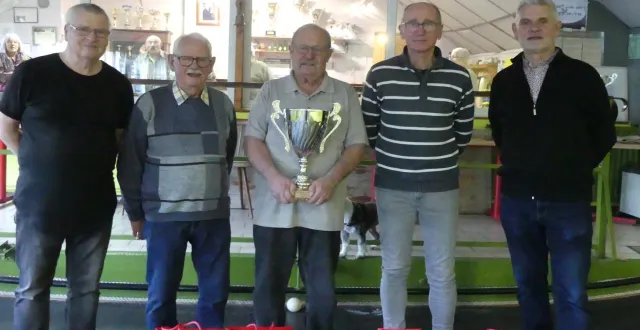 photo  les finalistes du challenge des retraités au bon conseil de briollay. de gauche à droite : patrick bruneau, gérard daguin, michel andreau (président du bon conseil), bruno baranger, et dominique meignan.  &copy;  ouest-france 