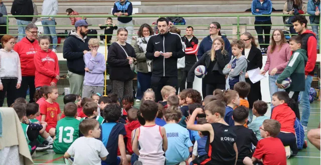 photo  samedi 14 mars, le club de basket chalonnais a eu le plaisir d’accueillir plus de 60 enfants au plateau baby, avec les clubs de saint-laurent, saint-georges, la possonnière et pomjeannais. le thème de cette année était l’espace. les apprentis basketteurs ont passé une superbe matinée avec l’équipe d’encadrement.  &copy;  ouest-france 