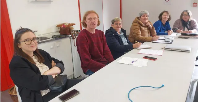 photo  durant l’assemblée générale, à partir de la gauche, hélène radique, secrétaire chargée de la communication ; ulrich lainé, président ; martine lemée, trésorière ; solange radigue, trésorière adjointe ; danièle letissier, mère de mélanie, et colette letissier, vice-présidente.  &copy;  ouest-france 