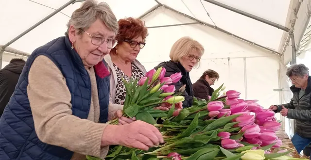 photo  les bénévoles, sous le chapiteau, fabriquant les bouquets.  &copy;  ouest-france 