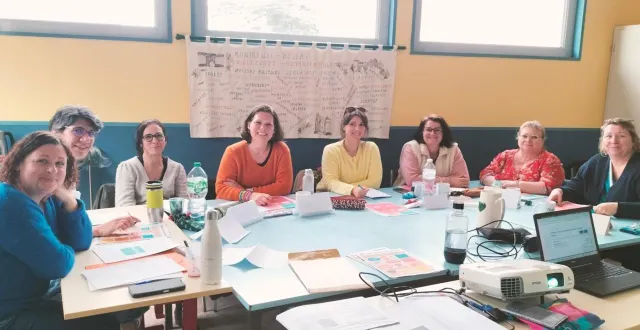 photo  le groupe studieux en formation.  &copy;  co 