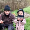 photo aidée de son papa, benjamin, la petite violette montre fièrement une truite, sa toute première prise.