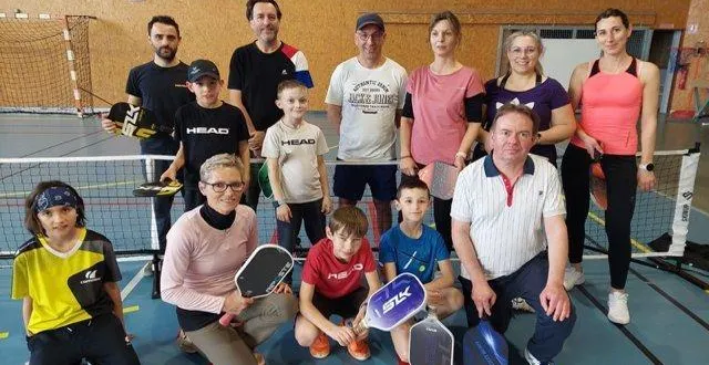 photo  les adeptes du tennis ont apprécié de passer un après-midi de découverte du pickleball en compagnie de sylvie beaufort.  &copy;  le maine libre 