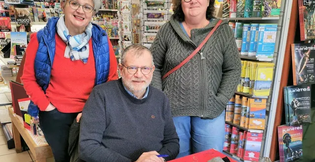photo  virginie, à droite, est venue tout exprès de spay pour échanger avec martin winckler sur son dernier livre, qu’elle a dévoré, samedi à la librairie l’âme du cinq.  &copy;  le maine libre 