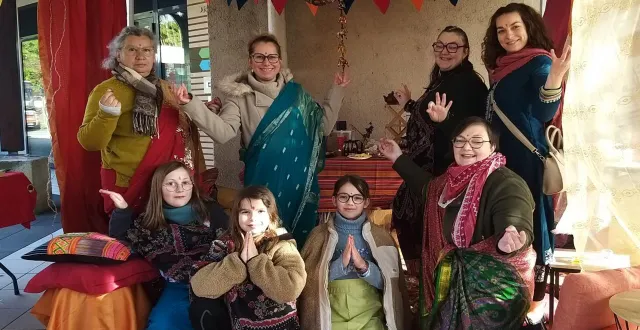 photo  samedi, les indétrônables, l’une des bandes participant au carnaval et balai d’or de l’année dernière, ont fait voyager les arnageois en inde sur la place du marché. les passants ont pu déguster des douceurs indiennes, découvrir les thés, participer à l’atelier peinture aux épices ou encore jouer au carrom (billard indien).  &copy;  ouest-france 