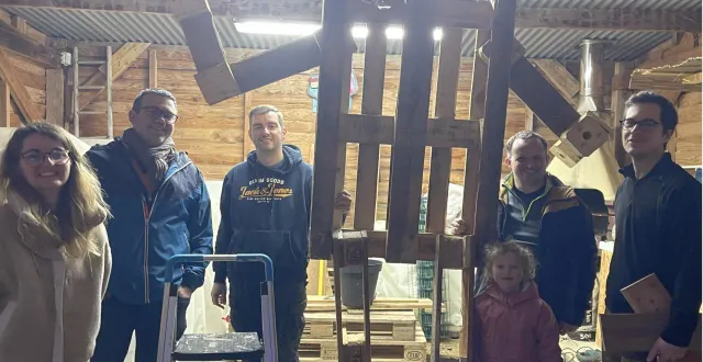 photo  les membres de l’association de parents d’élèves, avec son président julien esnault (2e en partant de la gauche)  &copy;  ouest-france 