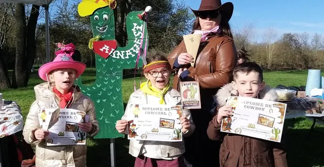 photo  de gauche à droite : coraline, gwenaëlle et gauvin ont reçu leurs diplômes de cowgirl ou cowboy, accompagnés de la shérif en arrière-plan.  &copy;  ouest-france 
