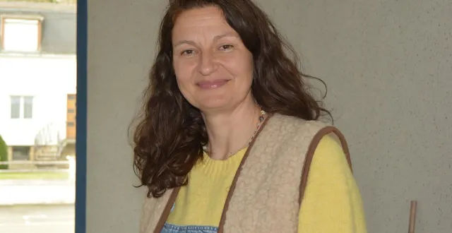 photo  karène goudou, professeur de yoga sur chaise à la mpt.  &copy;  ouest-france 