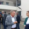 photo sous le regard de marie-thérèse gentili (à l’étage), locataire au secteur chambretault, stella dupont et jean-christophe arluison poursuivent leur visite avec les élus sortants.