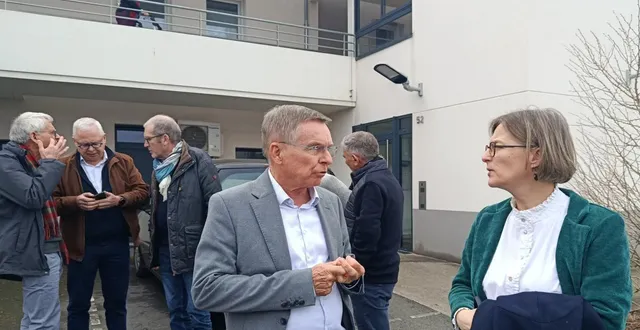 photo  sous le regard de marie-thérèse gentili (à l’étage), locataire au secteur chambretault, stella dupont et jean-christophe arluison poursuivent leur visite avec les élus sortants.  &copy;  co 