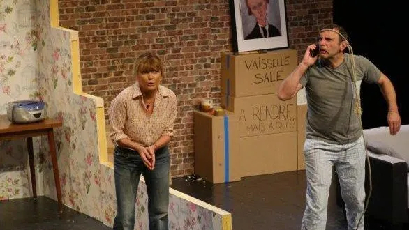 photo  sophie roger dans la pièce « l’appart d’à côté ».  &copy;  compagnie sophie 