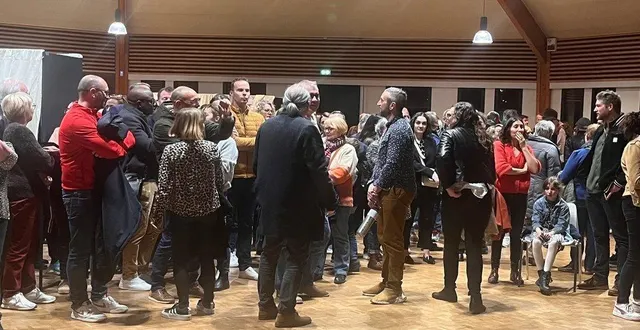 photo  dimanche soir, le public est venu nombreux assister à l’annonce des résultats des élections municipales à verrières-en-anjou. l’annonce s’est fait attendre, dans une tension palpable et devant une affluence jamais vue auparavant.  &copy;  co 