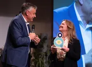 photo  le mardi 22 avril 2025, lors de la cérémonie de la première édition de la sarthe innove, à l’abbaye royale de l’épau, au mans (sarthe), l’entreprise vit’all +, dirigée par anne serrault, a reçu le prix coup de cœur du jury, remis par le président yves de la fouchardière. 