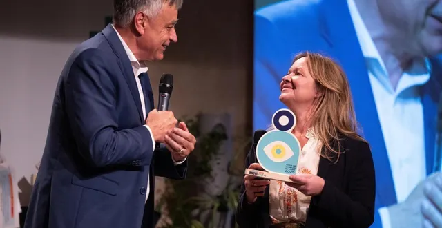 photo  le mardi 22 avril 2025, lors de la cérémonie de la première édition de la sarthe innove, à l’abbaye royale de l’épau, au mans (sarthe), l’entreprise vit’all +, dirigée par anne serrault, a reçu le prix coup de cœur du jury, remis par le président yves de la fouchardière.  &copy;  david ademas / ouest-france 