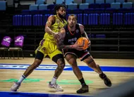 photo  le manceau travante williams (à droite), à la lutte lors du match aller face à l’hapoël holon, le 27 janvier 2026. 