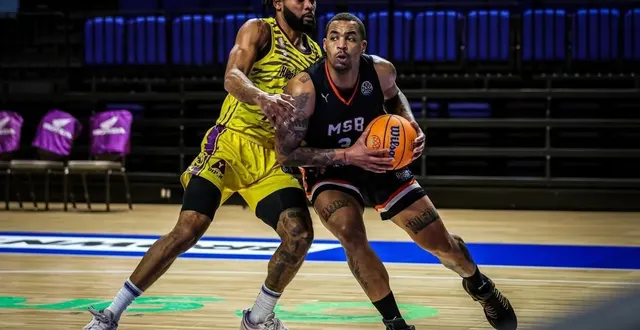 photo  le manceau travante williams (à droite), à la lutte lors du match aller face à l’hapoël holon, le 27 janvier 2026.  &copy;  bcl 