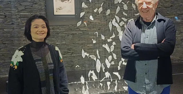 photo  miki nakamura et jean-michel letellier travaillent le papier.  &copy;  co 