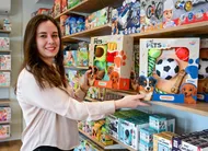 photo  marine camus, chargée de communication buki france, présente les nouveaux coffrets de la marque destinés aux chiens. 