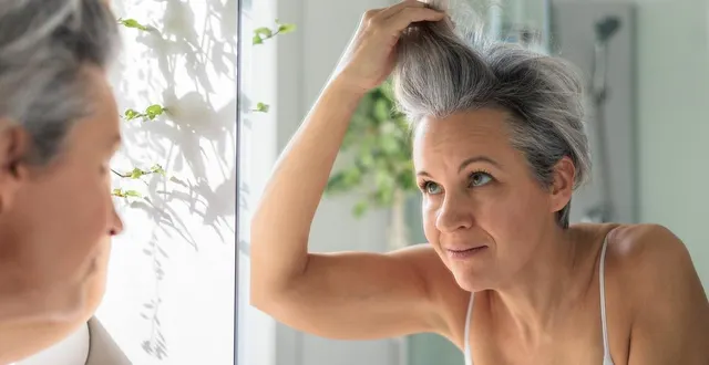 photo  pour certaines personnes, c’est un réflexe. dès qu’un cheveu blanc se fraye un chemin sur leur tête, elles s’empressent de l’arracher !  &copy;  photo d’illustration : kostikova/getty images 
