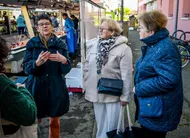 photo  le sujet des élections municipales alimente bon nombre de conversations sur le marché des maillets. 