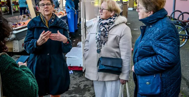 photo  le sujet des élections municipales alimente bon nombre de conversations sur le marché des maillets.  &copy;  le maine libre - yvon loué 
