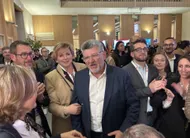 photo  luc bouard au soir du premier tour, entouré de sa garde rapprochée de conseillers municipaux et adjoints. 
