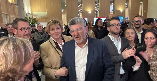 photo  luc bouard au soir du premier tour, entouré de sa garde rapprochée de conseillers municipaux et adjoints.  &copy;  ouest-france 