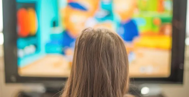 photo  une petite fille regarde un dessin animé à la télévision. (photo d’illustration.)  &copy;  bobgrif / getty images / istockphoto 