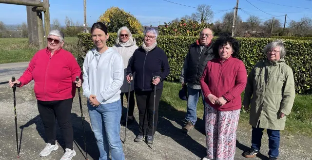 photo  lucile leservoisier, au premier plan, infirmière asalée en santé publique, avec quelques-uns de ses patients lors d’une marche hebdomadaire incluse dans la prise en charge de pathologies chroniques.  &copy;  ouest-france 