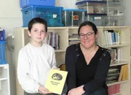photo  enzo beaucher peut compter sur le soutien de nathalie transon pour décrocher la palme départementale de la lecture à voix haute. 