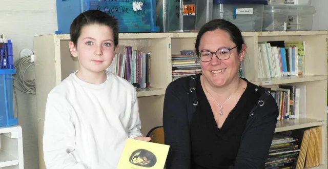 photo  enzo beaucher peut compter sur le soutien de nathalie transon pour décrocher la palme départementale de la lecture à voix haute.  &copy;  ouest-france 