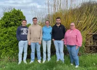 photo  les cinq jeunes étudiants avec, de gauche à droite, adrien, maxence, katell, mathis et emma. 