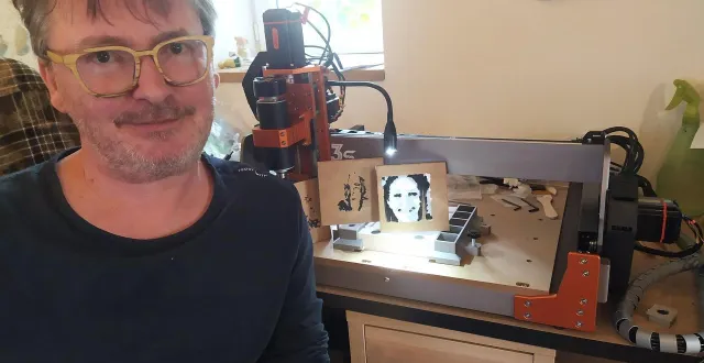 photo  étienne marion devant sa machine à peindre.   &copy;  co 