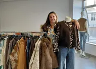 photo  charline présente sa nouvelle collection printemps de vêtements et d’accessoires pour les femmes à la boutique éphémère. 