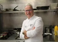 photo  pour camille constantin, le chef à la tête du moulin des quatre saisons, restaurant gastronomique de la flèche (sarthe) depuis trente ans cette année, la perte de l’étoile au guide michelin, « c’est beaucoup de pression en moins » et, heureusement, « pas de perte de chiffre d’affaires ». 